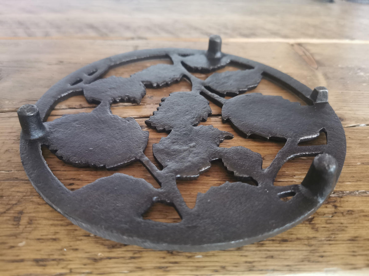Round ROSE LEAF Trivet air Brick Stand Vent Circular cast antique Iron 175mm/7″ diameter Cast Iron, heat resistant hot pot stand