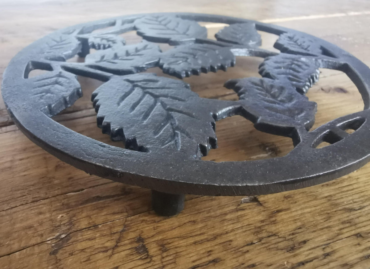 Round ROSE LEAF Trivet air Brick Stand Vent Circular cast antique Iron 175mm/7″ diameter Cast Iron, heat resistant hot pot stand